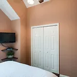 Vacation Home 5 Mins To Down Town 2 Bedrooms 2 Baths Garden Area Hot Tub