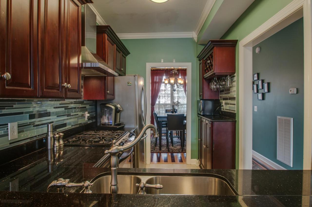 Vacation 5 Mins To Down Town 2 Bedrooms 2 Baths Garden Area Hot Tub *