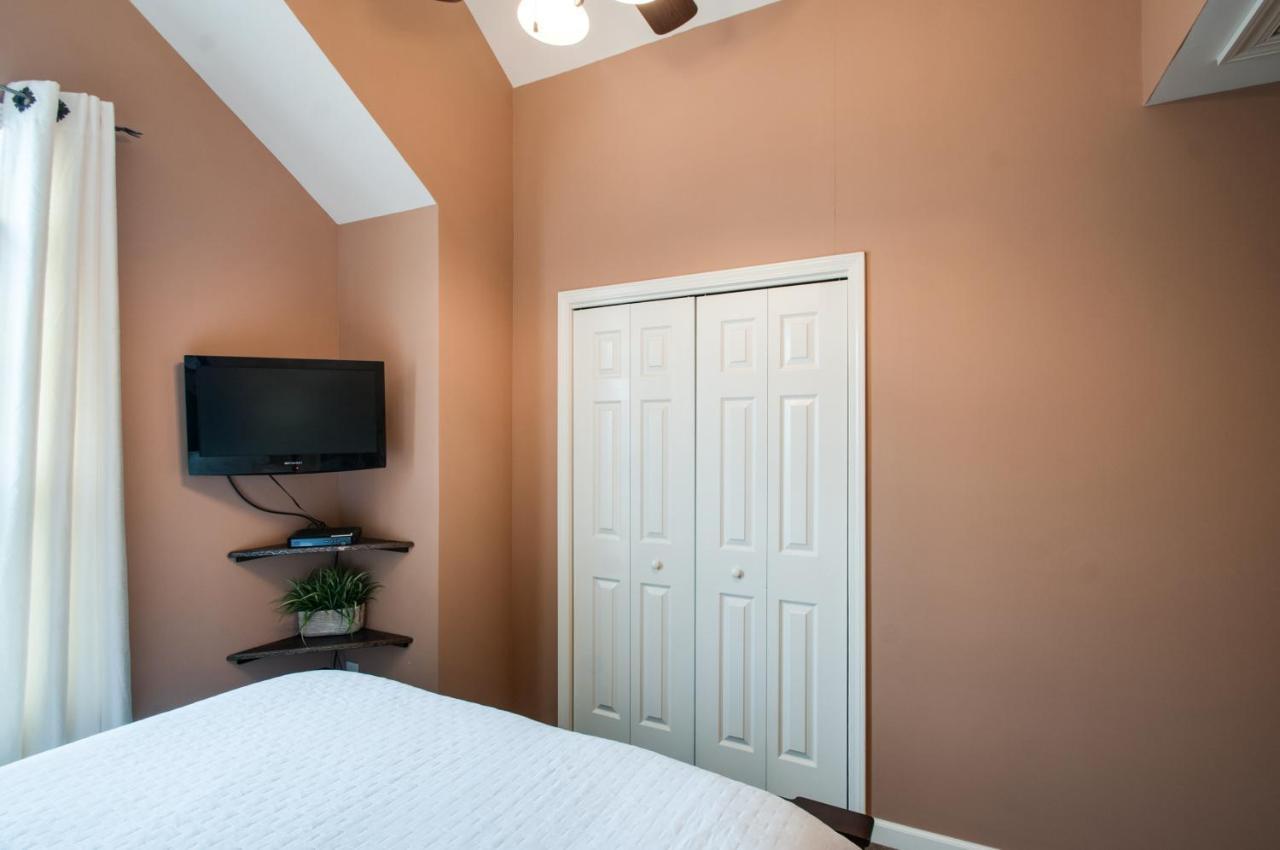Vacation 5 Mins To Down Town 2 Bedrooms 2 Baths Garden Area Hot Tub