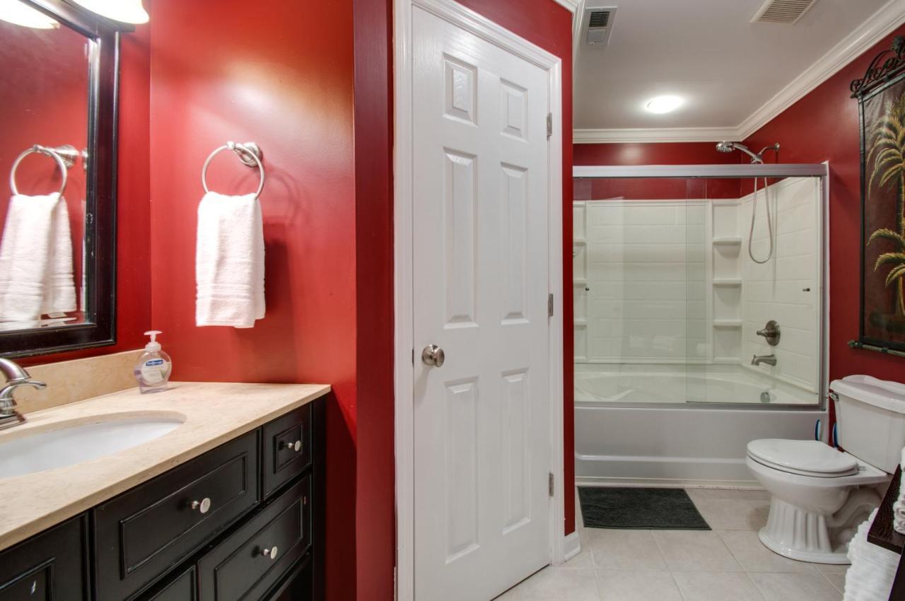 Vacation 5 Mins To Down Town 2 Bedrooms 2 Baths Garden Area Hot Tub Holiday home Nashville